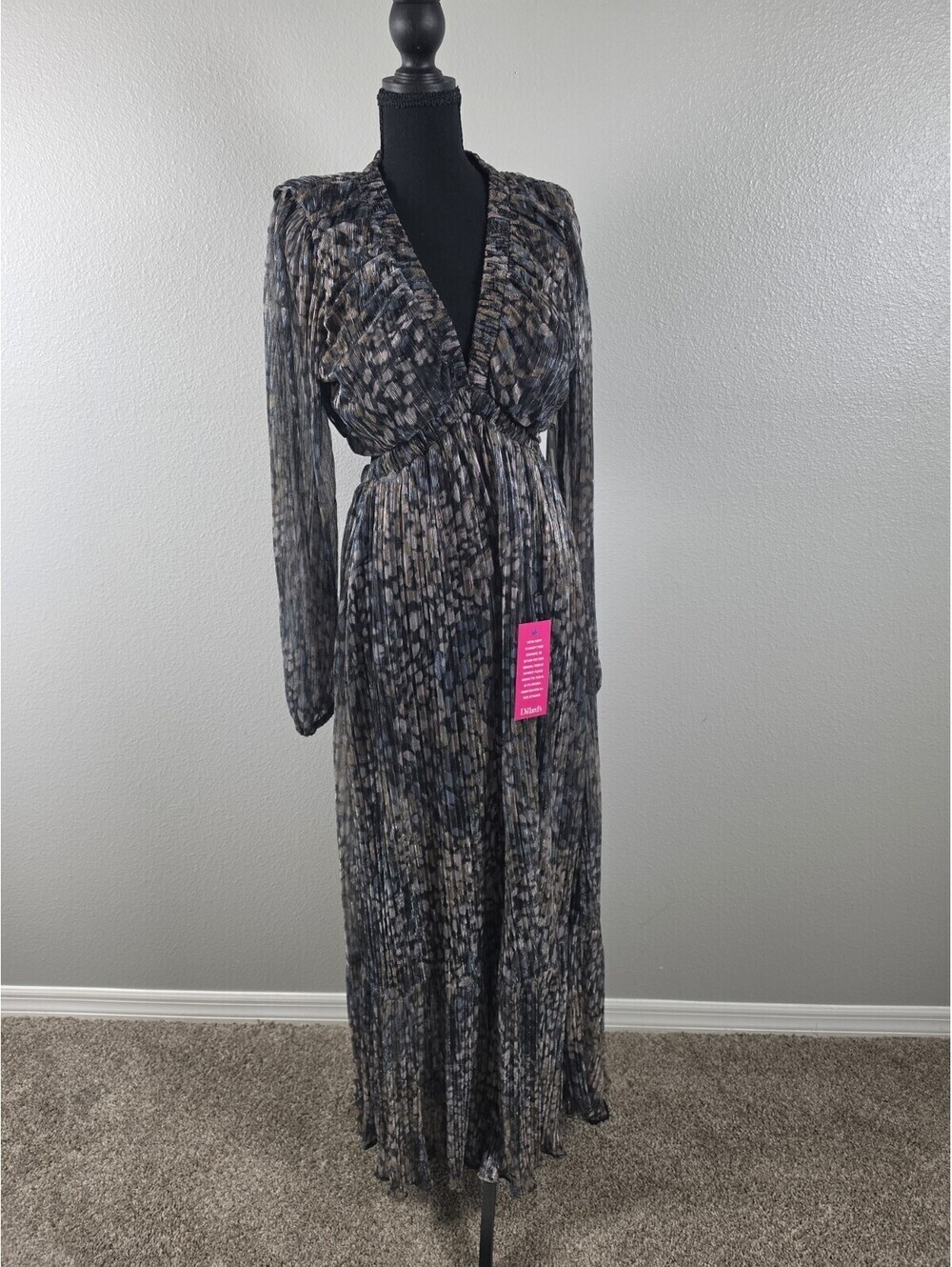 Womens GUESS Long Sheer Sleeve Spring/Summer/Fall Dress. Size 8 NWT